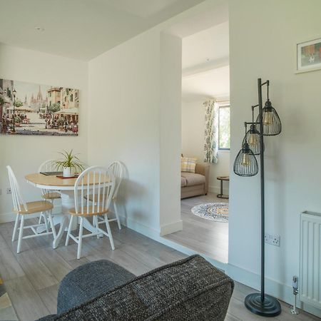 Stunning Modern Apartment In The Cotswolds Chalford ภายนอก รูปภาพ